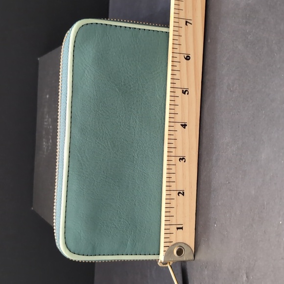 Fossil  Green All-around Zippered Wallet/Wristlet. - Picture 6 of 7